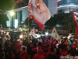 Menanti Paslon Datang, Dua Kubu Adu Yel-yel di Pinggir Jalan