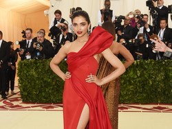 Serba Merah, Deepika Padukone Memukau di Met Gala 2018