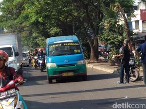 Curhat Sopir Angkot Bandung Tolak Mogok: Dapur Harus Ngebul Curhat Sopir Angkot Bandung Tolak Mogok: Dapur Harus Ngebul