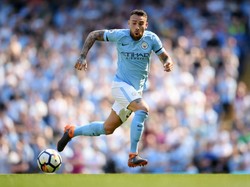 Nicolas Otamendi juga bermain apik di pekan ke-37. Meski Manchester City ditahan Huddersfield tanpa gol, Otamendi menjadi pilar tangguh di laga itu dengan membuat tiga tekel. (Foto: Laurence Griffiths/Getty Images)