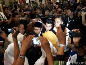 Kedatangan Khofifah-Emil Disambut Pendukung hingga Berdesakan Kedatangan Khofifah-Emil Disambut Pendukung hingga Berdesakan