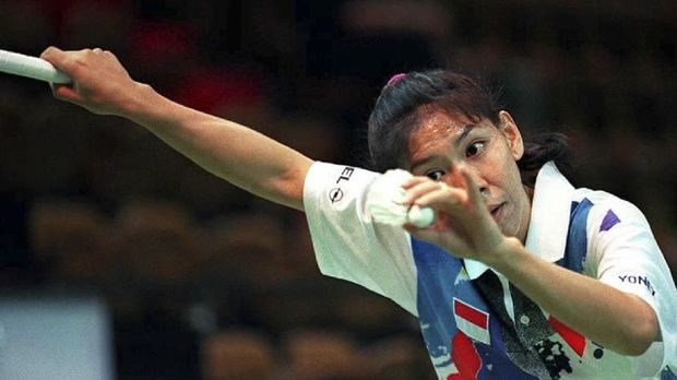 Susi Susanti of Indonesia serves to Misako Mizui of Japan during their first round Uber Cup badminton game here 16 May.  Susanti won the match 11-3, 11-5.           AFP PHOTO/Thomas CHENG / AFP PHOTO / TOMMY CHENG