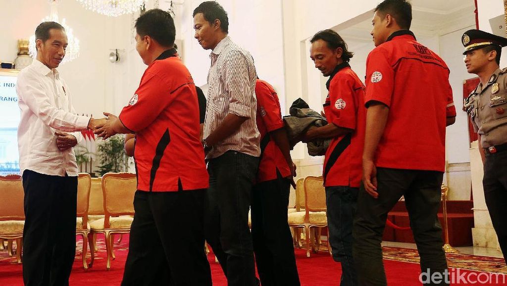 Ketemu Jokowi, Supir Truk Cuma Pakai Kaos, Celana Jeans dan Sandal Ketemu Jokowi, Supir Truk Cuma Pakai Kaos, Celana Jeans dan Sandal