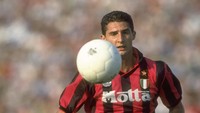 Pemain AC Milan lainnya, Daniele Massaro, menjadi kunci kemenangan atas Barcelona di final Liga Champions 1994. Dia membukukan dua gol, Milan menang 4-0. (Foto: Ben Radford/Allsport/Getty Images)