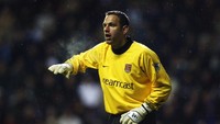 Richard Wright adalah pelapis David Seaman di Arsenal. Dia tampil 12 kali di liga saat The Gunners juara Premier League 2001/2002. Tapi dia sempat membuat blunder dengan melakukan gol bunuh diri saat Arsenal dipermalukan Charlton Athletic 2-4. Foto: Gary M. Prior/Getty Images