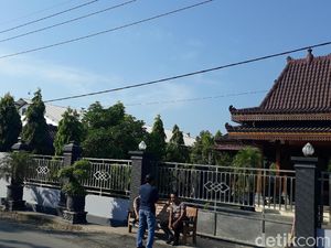 Gudang Diduga Tempat Pengoplosan Beras di Ngawi Digerebek Polisi Gudang Diduga Tempat Pengoplosan Beras di Ngawi Digerebek Polisi