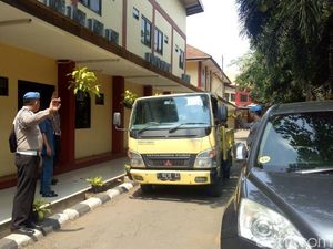 6 Peti Jenazah Dibawa ke Ruang Forensik RS Polri 6 Peti Jenazah Dibawa ke Ruang Forensik RS Polri
