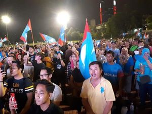 Klaim Menang Pemilu, Pendukung Mahathir Teriak Bebas Anwar!