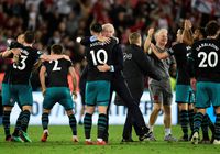 Southampton merayakan kemenangannya.