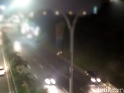Pria Gantung Diri di Tiang Lampu Tol Pasar Rebo