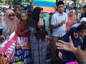 Agen Abu Tours Demo Tuntut Istri Hamzah Mamba Jadi Tersangka Agen Abu Tours Demo Tuntut Istri Hamzah Mamba Jadi Tersangka