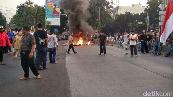 Potret Aksi Warga Bakar Ban yang Bikin Macet Pondok Indah