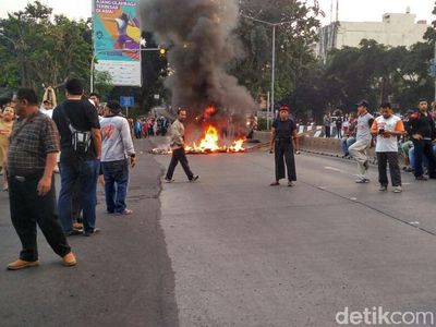 Potret Aksi Warga Bakar Ban yang Bikin Macet Pondok Indah