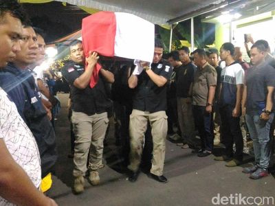 Foto: Jenazah Bripka Deni Diberangkatkan ke Pemakaman