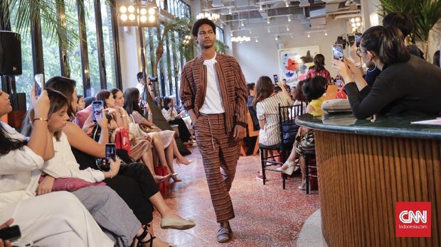 'Surya', Kala Tenun Lurik Bertemu Ikat Indonesia