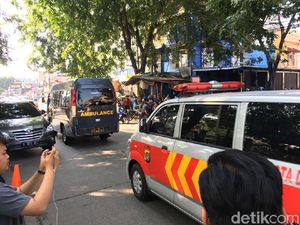 Tambah 5 Mobil, Total 7 Ambulans Masuk ke Mako Brimob Tambah 5 Mobil, Total 7 Ambulans Masuk ke Mako Brimob