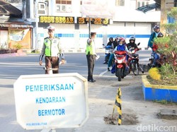 Bawa SIM Palsu, Pria Ini Pura-pura Kaget Saat Razia di Blitar