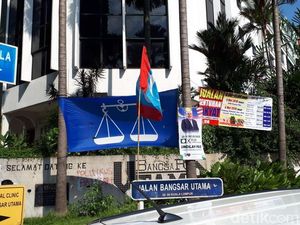 3 Spanduk Parpol Bertebaran di Hari Pemilu Malaysia