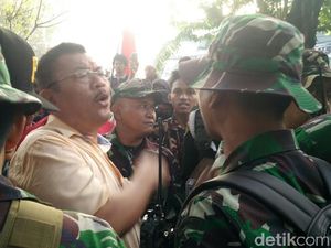 Warga Lempar Batu, Aparat TNI Mulai Bongkar Rumah di Tanah Kusir Warga Lempar Batu, Aparat TNI Mulai Bongkar Rumah di Tanah Kusir