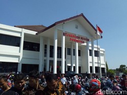 Warga Ponorogo Datangi Kejari Tuntut Seragam Batik Diusut