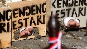 Tolak Pabrik Semen, Aksi Cor Kaki di Depan Kedubes Jerman