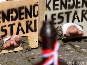 Tolak Pabrik Semen, Aksi Cor Kaki di Depan Kedubes Jerman
