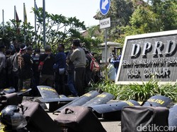 Kubu Pro-Kontra Bupati Cianjur Sempat Saling Provokasi