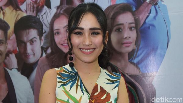 Senyum Semringah Ayu Ting Ting
