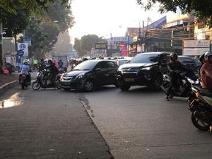 Jalan Depan Mako Brimob Masih Ditutup, Pengendara Putar Arah