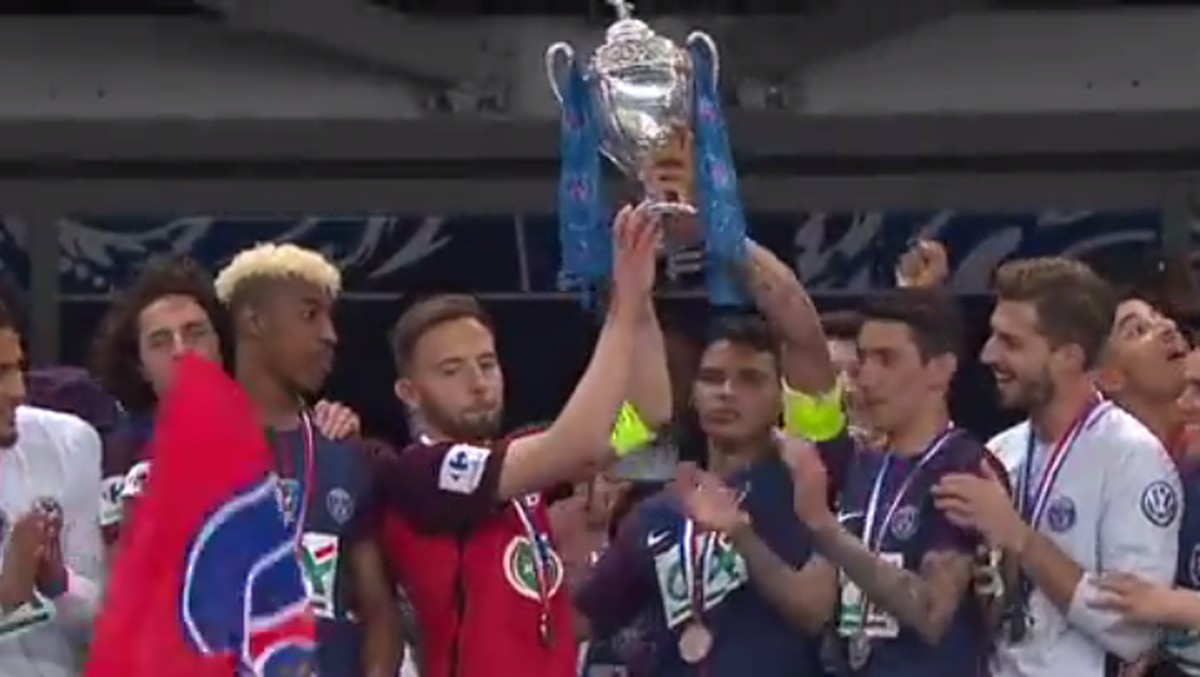 Kapten Les Herbiers ikut mengangkat trofi juara bersama Thiago Silva di final Piala Liga Prancis (ist.)