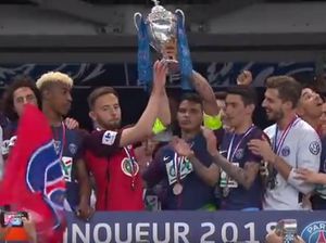 PSG Juara, Kapten Les Herbiers Ikut Angkat Piala PSG Juara, Kapten Les Herbiers Ikut Angkat Piala