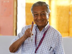 Senyum Cerah Mahathir Mohamad Usai Memilih di Pemilu Malaysia Senyum Cerah Mahathir Mohamad Usai Memilih di Pemilu Malaysia