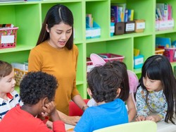 Anak Indonesia Bangun Lebih Pagi, Tapi Lebih Singkat di Sekolah