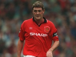 Steve Bruce diboyong dari Norwich City pada 1987 seharga 825.000 pound. Ia lantas jadi salah satu bek paling produktif di MU. Foto: Chris Cole/ALLSPORT