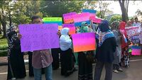 Foto: Demo Tuntut Istri Bos Abu Tours Jadi Tersangka