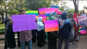 Foto: Demo Tuntut Istri Bos Abu Tours Jadi Tersangka