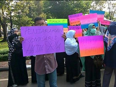 Foto: Demo Tuntut Istri Bos Abu Tours Jadi Tersangka