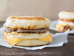 Wah! Gadis Ini Temukan Gumpalan Permen Karet Goreng di Dalam Burgernya