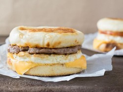 Wah! Gadis Ini Temukan Gumpalan Permen Karet Goreng di Dalam Burgernya