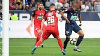 Neymar sendiri datang menyaksikan langsung timnya menghadapi Les Herbiers di final Piala Prancis. Dalam laga itu, PSG bermain mendominasi. (Foto: Stringer/Reuters)