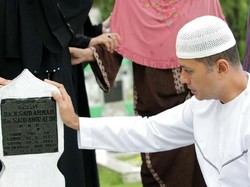 Jelang Ramadan, Cawagub Ijeck Nyekar ke Makam Kakek