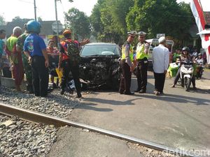 Pengemudi Belajar Nyetir Tabrak KA Gajayana, Mobil Ringsek