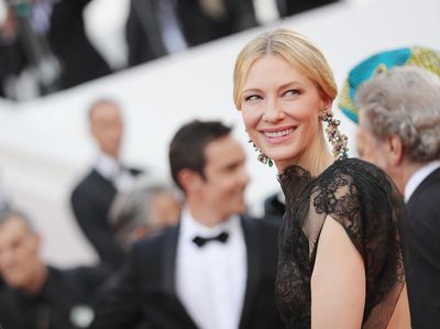 Anti-mainstream, Cate Blanchett Daur Ulang Gaun Golden Globes di Cannes