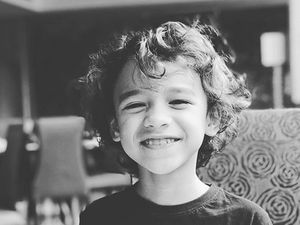 Makin Besar, Noah Sinclair Makin Mirip Bunda atau Ayahnya Ya?