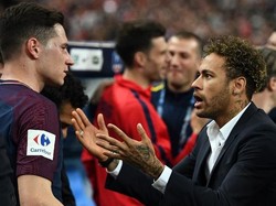 Neymar yang tidak bermain, ikutan masuk ke lapangan untuk merayakan keberhasilan PSG. Terlihat ia sedang berbicara dengan Julian Draxler. (Foto: Franck Fife/AFP)