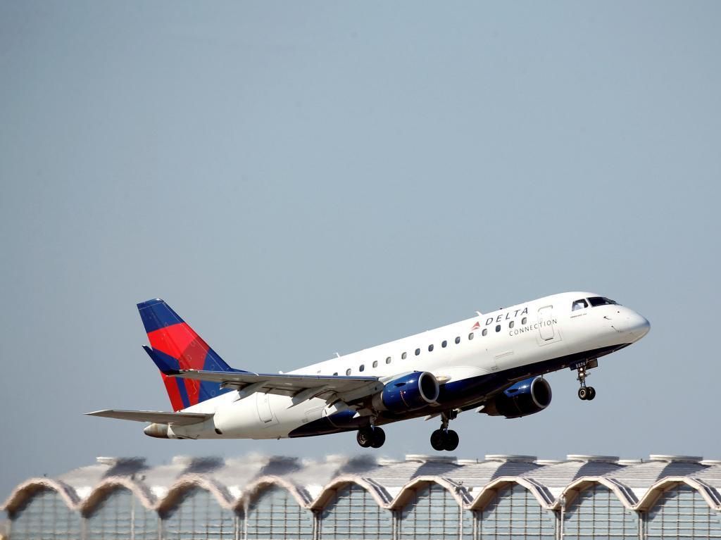 Pesawat Delta Airlines Tergelincir di Landasan Bandara Kentucky