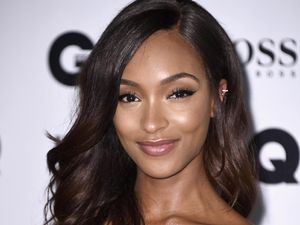 Model Cantik Ini Pakai Kartu Kredit Sebagai Alat Makeup