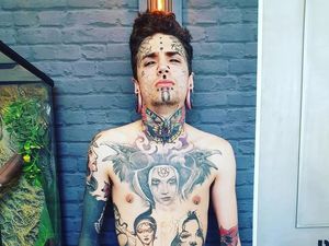 Pria Ini Terobsesi Jadi Alien, Lidah Dibelah dan Bola Mata Ditato Pria Ini Terobsesi Jadi Alien, Lidah Dibelah dan Bola Mata Ditato