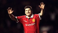 Denis Irwin. Sebagai bek kiri MU, Irwin punya kemampuan penetrasi sip dan kemampuan sip dalam melepas umpan silang. Selain itu, Irwin mampu mencetak 29 gol sejak 1992 (dari total 33 gol dalam kariernya di MU). Foto: Shaun Botterill /Allsport
