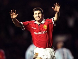 Denis Irwin direkrut senilai 625.000 pound dari Oldham pada 1990 dan kemudian memperkuat MU selama 12 tahun. Berposisi sebagai fullback, Irwin juga bisa diandalkan dalam mengeksekusi bola mati. Foto: Shaun Botterill /Allsport